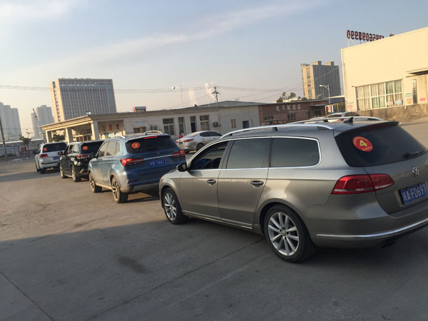 商會愛心慰問車隊排列整齊，正式踏上獻愛之旅