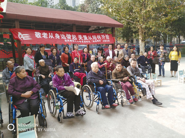 九九重陽，慰問團成員與老人們歡聚一堂，共度節日！