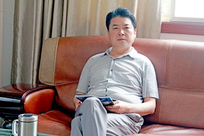 王速有總經理思緒慎密，善于管理，與韓董事長配合默契，帶領公司從勝利走向勝利。