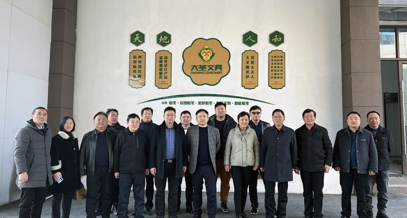 蒙城金元達制筆公司總經理朱玉更（前排左五）與走訪團成員合影