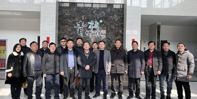 蒙城青竹林紙品公司總經理趙武（前排右五）與走訪團成員合影