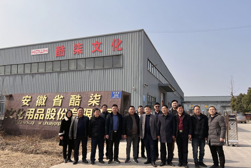 安徽酷柒文化用品公司總經理侯永（前排中右）與走訪團成員合影